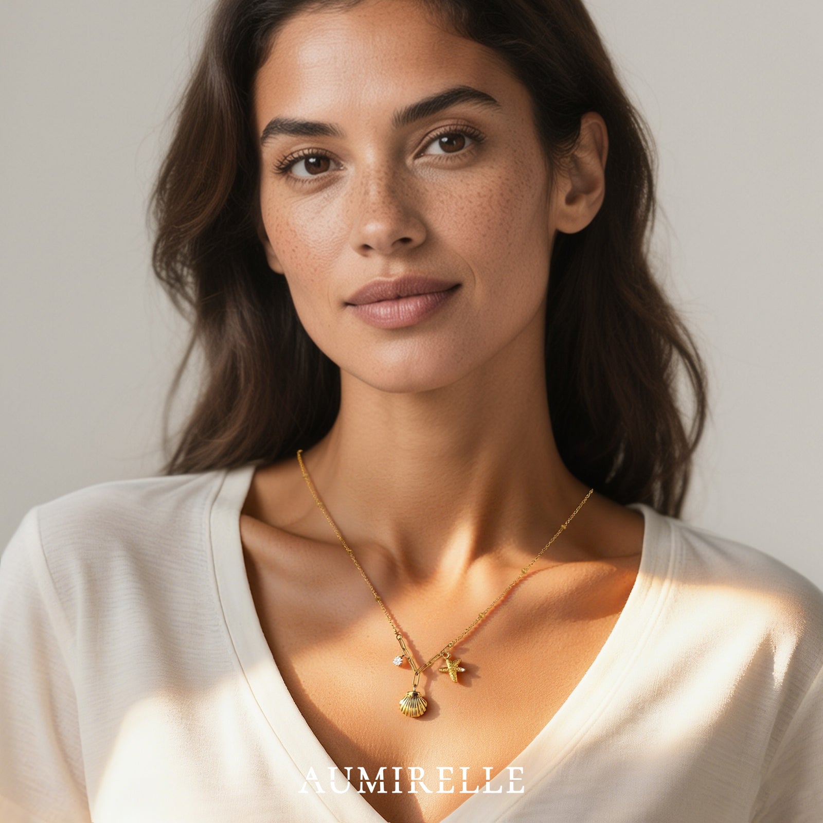 AUMlRELLE-Meereszauber Halskette Damen Gold - edelstahlkette damen, vergoldet & wasserfest -Muschel &Seestern Anhanger mit Zirkonia - 40+6 cm verstell